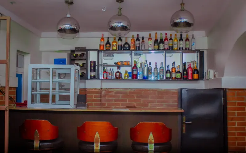 Dining & bar