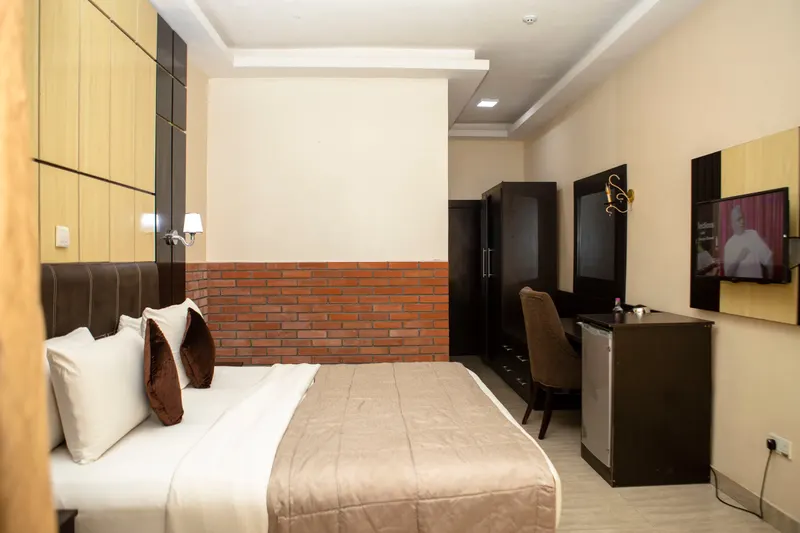 Rooms & suites