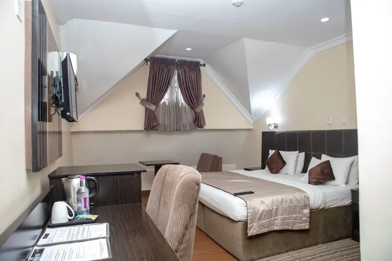 Rooms & suites